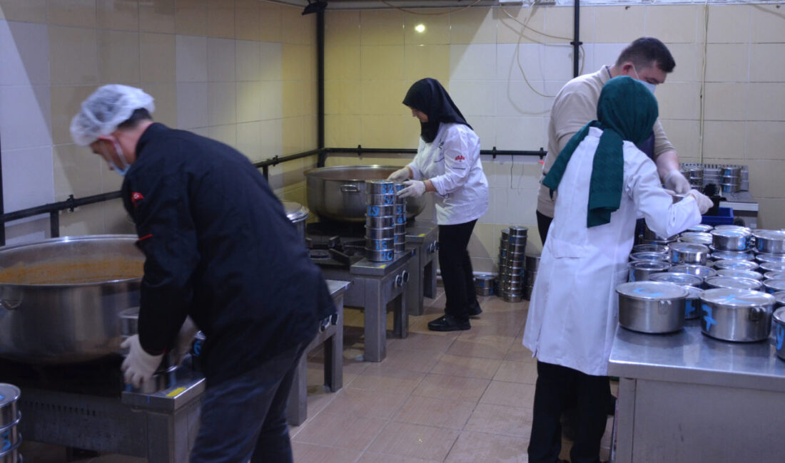 KÜTAHYA (AA) – Kütahya'nın Tavşanlı İlçe Belediyesinin aşevi her gün