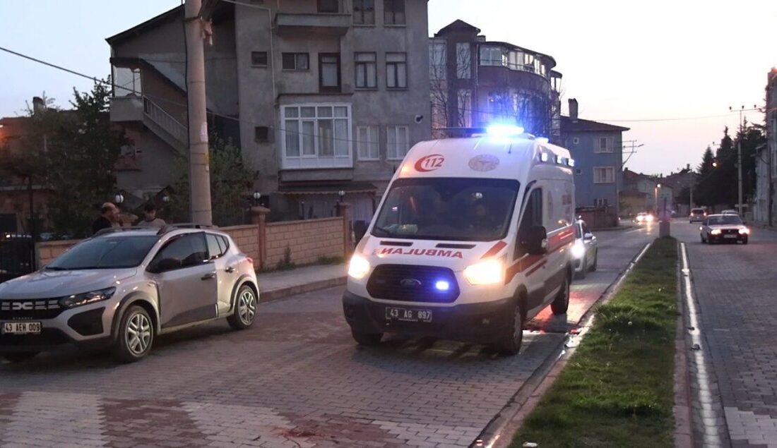 Kütahya’nın Tavşanlı ilçesinde otomobil ile motosikletin çarpışması sonucu meydana gelen