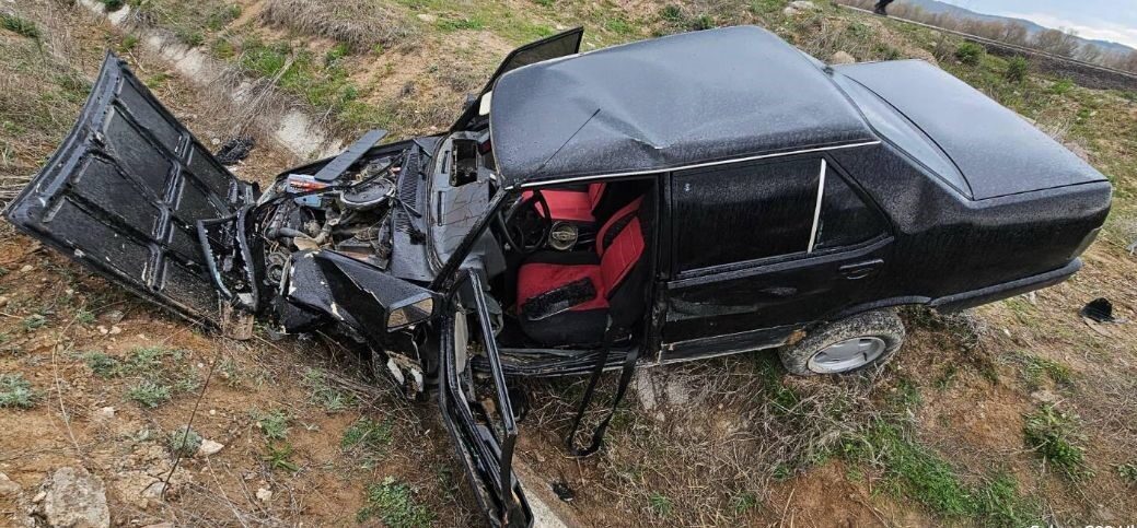 Kütahya’nın Tavşanlı ilçesinde kontrolden çıkan otomobilin su kanalına uçtuğu kazada
