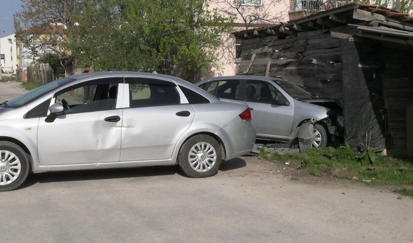Kütahya’nın Tavşanlı ilçesinde iki otomobilin çarpışması sonucu meydana gelen trafik