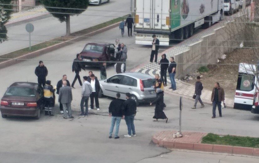 Kütahya’nın Tavşanlı ilçesinde meydana gelen trafik kazasında 3 kişi yaralandı.