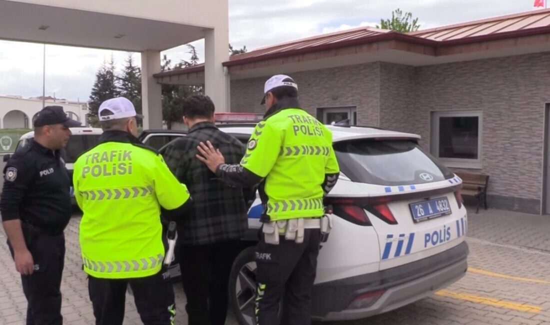 Eskişehir’de cep telefonundan dizi izleyerek yolcu taşıdığı görüntüler ortaya çıkan