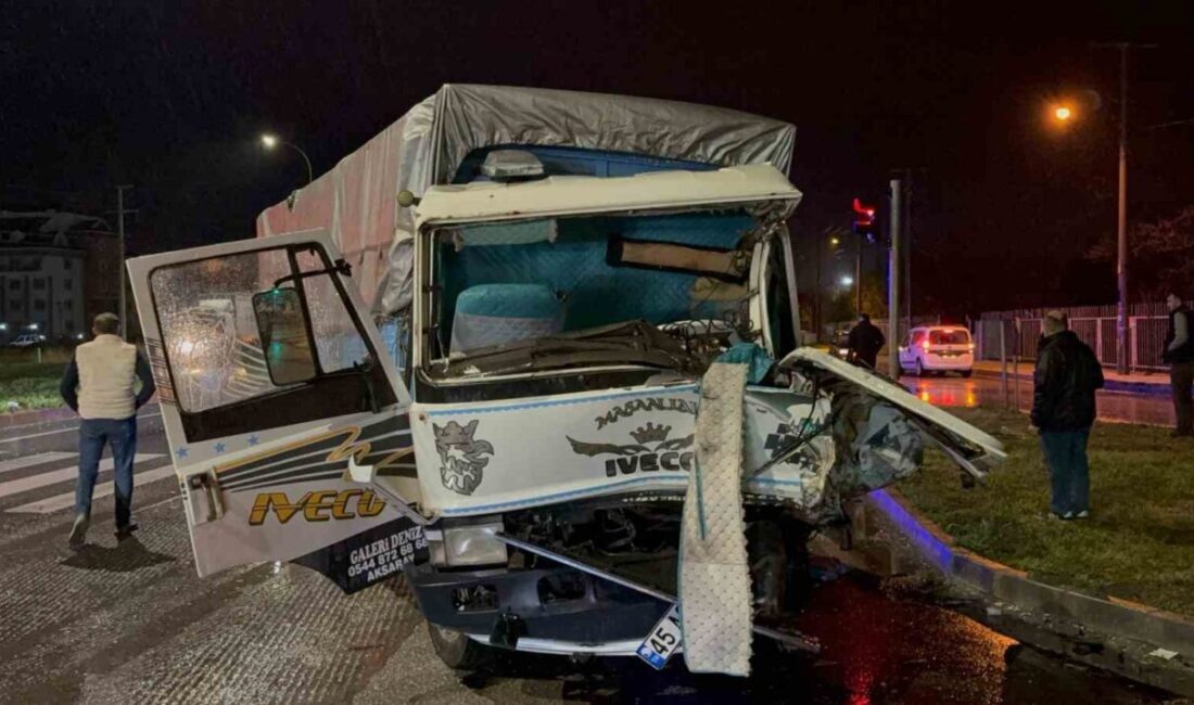 Afyonkarahisar’da tır ile kamyonun çarpışması sonucu yaşanan trafik kazasında 2