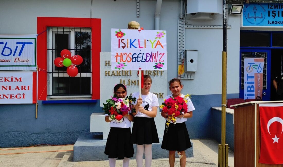 İZMİR (AA) – İzmir'in Tire ilçesinde, "Heybemde Kitap Var" etkinliği