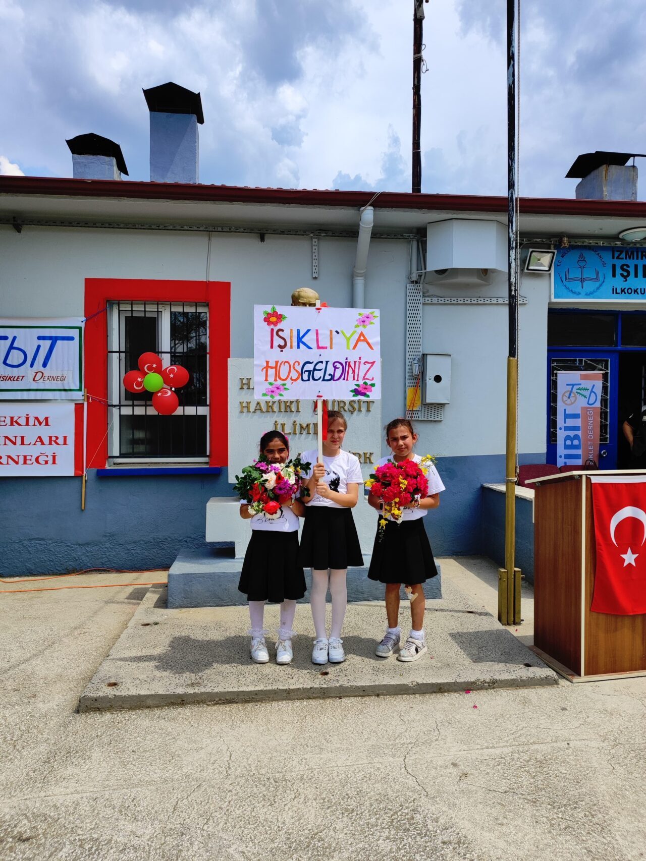 İZMİR (AA) – İzmir'in Tire ilçesinde, "Heybemde Kitap Var" etkinliği
