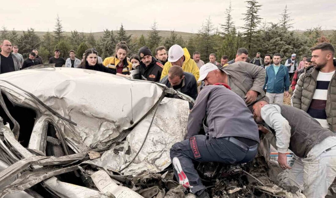 Afyonkarahisar’da tırla çarpışarak kağıt gibi ezilen otomobilde bir kişi öldü,