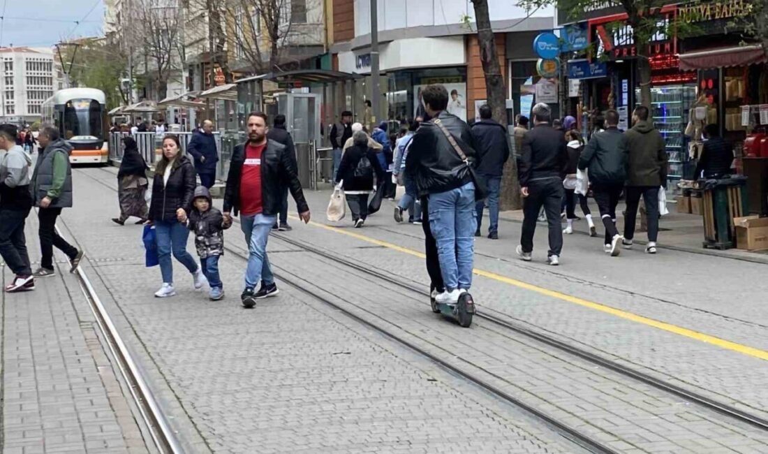 Eskişehir’de tramvay yolunda bir scooter’a binen 2 kişi, önlerine gelene