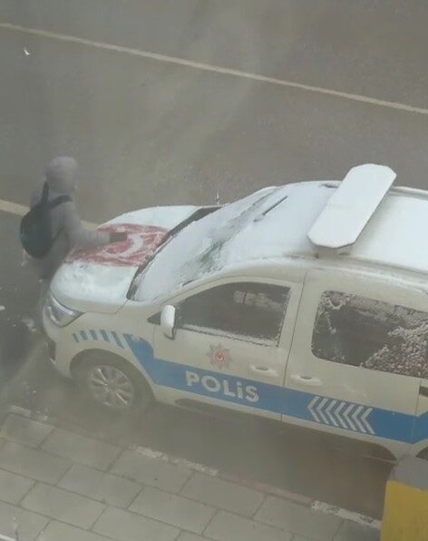 Bilecik’te bir polis otosunun önünde bulunan Türk bayrağının üzerinin karla