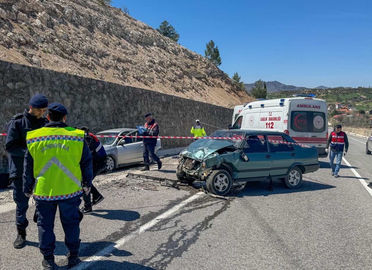 UŞAK (AA) – Uşak'ın Ulubey ilçesinde, iki otomobilin çarpışması sonucu