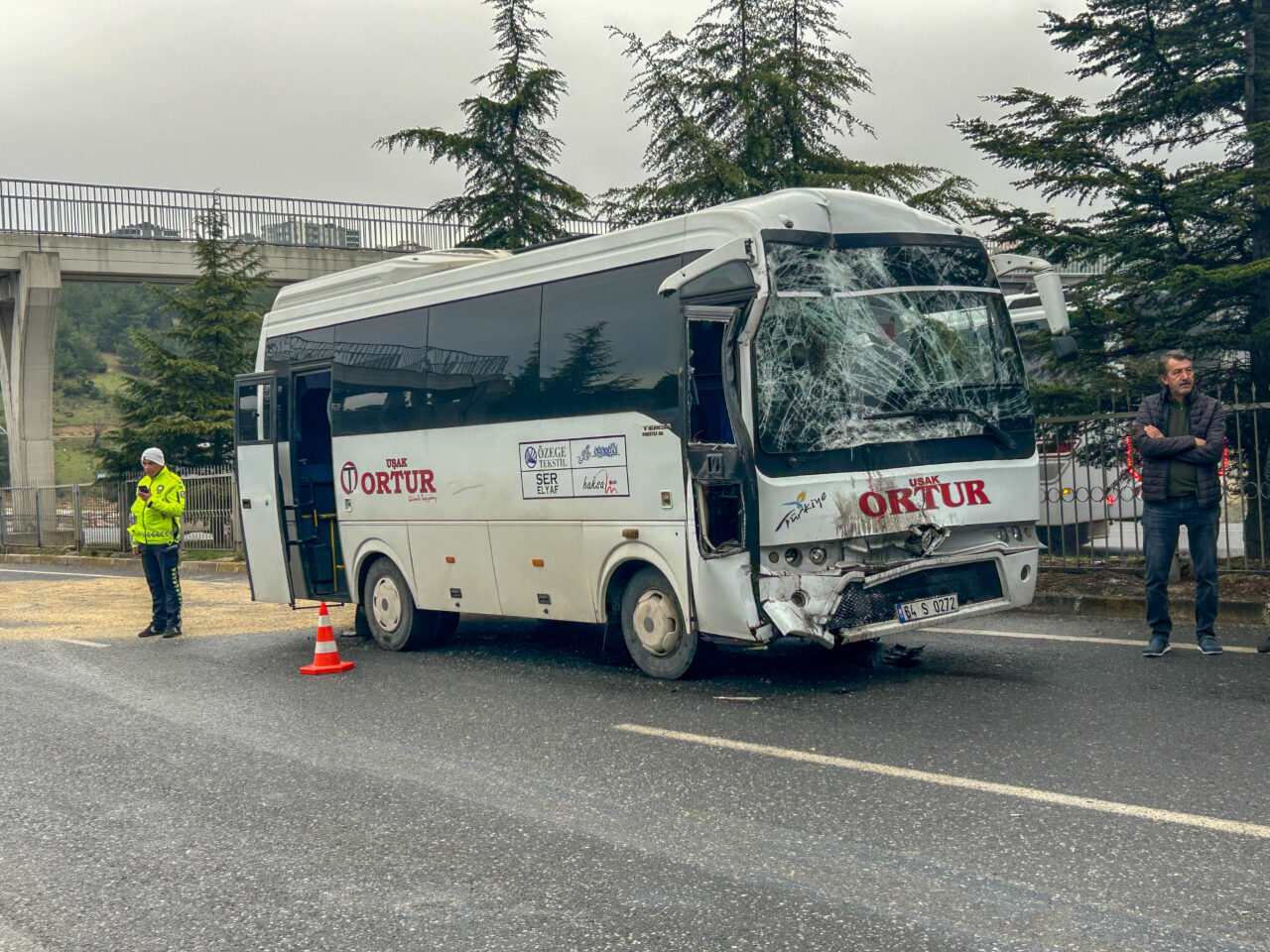 UŞAK (AA) – Uşak'ta iki işçi servisinin çarpıştığı kazada 20