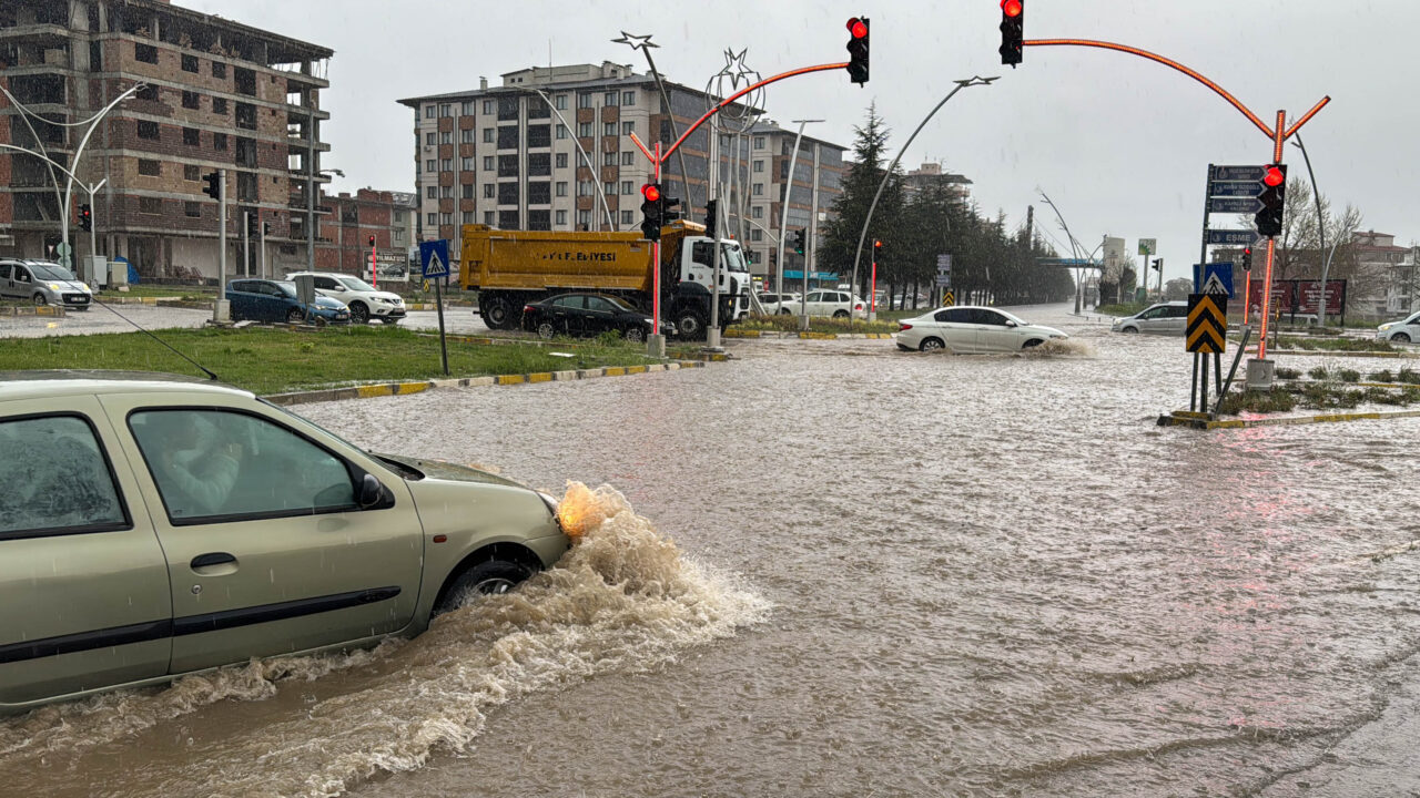 UŞAK (AA) – Uşak'ta etkili olan sağanak hayatı olumsuz etkiledi.