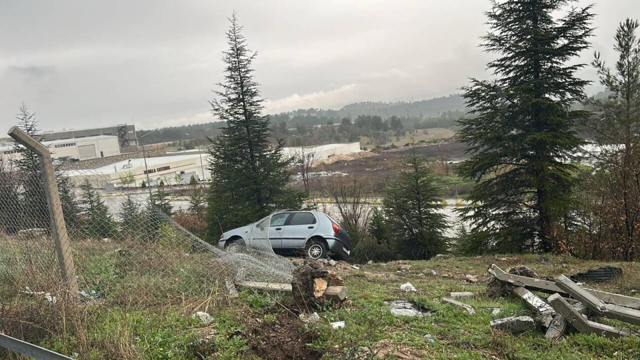 UŞAK (AA) – Uşak'ta şarampole devrilen otomobildeki 3 kişi yaralandı.