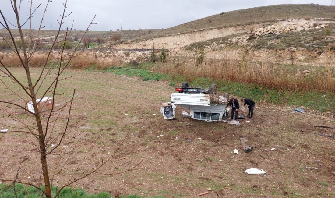 UŞAK (AA) – Uşak'ta tarlaya devrilen kamyonetteki 2 kişi yaralandı.