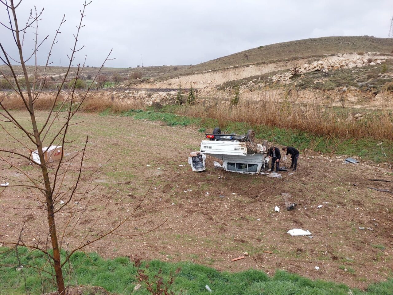 UŞAK (AA) – Uşak'ta tarlaya devrilen kamyonetteki 2 kişi yaralandı.