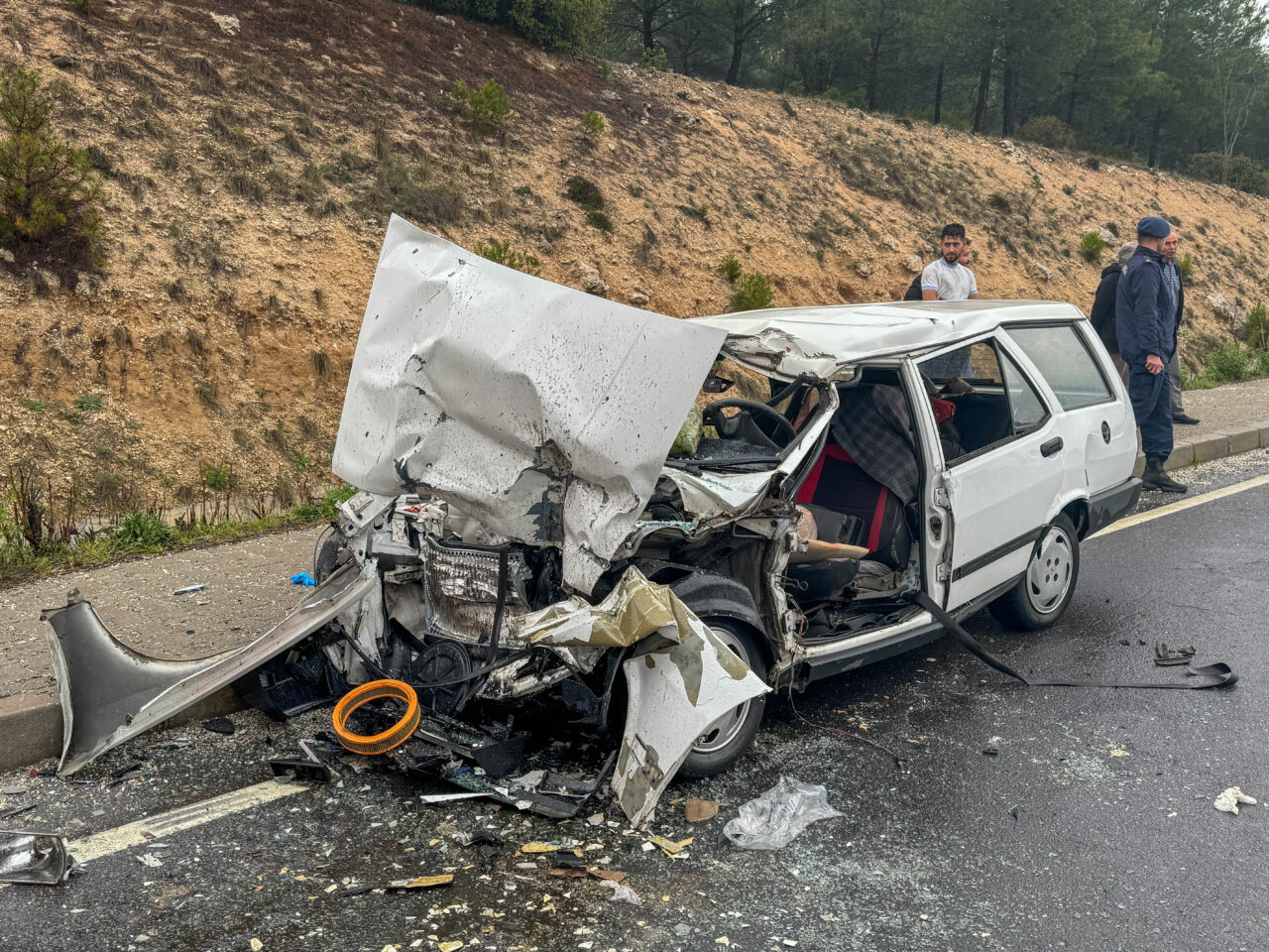 UŞAK (AA) – Uşak'ta otomobilin tıra çarpması sonucu ağır yaralanan