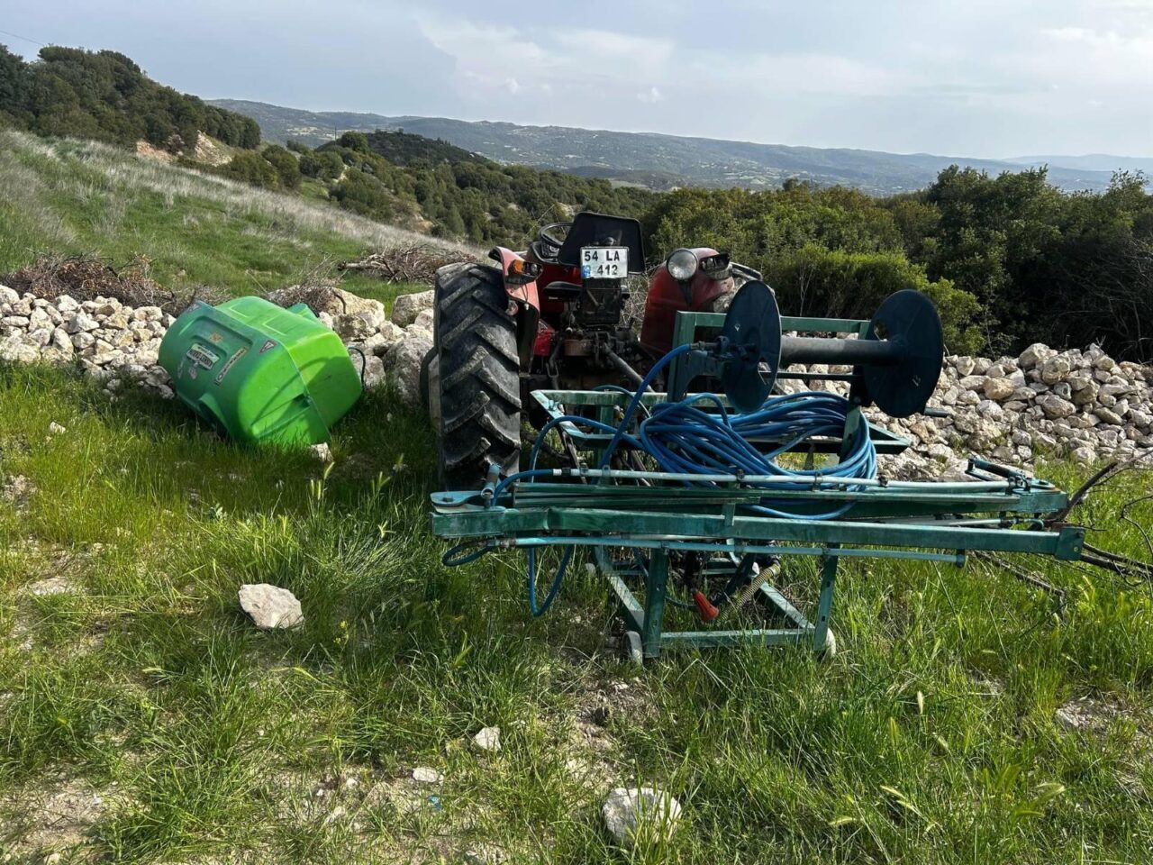 UŞAK (AA) – Uşak'ta traktörüyle tarlasında çalışırken ilaçlama makinesini kontrol