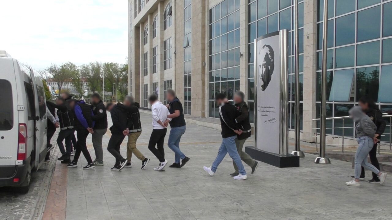 UŞAK (AA) – Uşak'ta uyuşturucu ticareti yapanlara yönelik operasyonda gözaltına