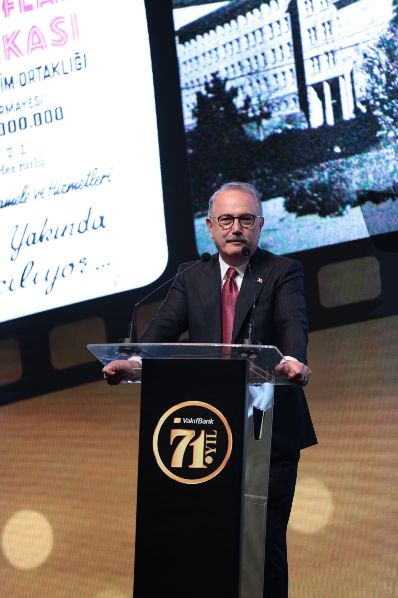 - VakıfBank Genel Müdürü Abdi Serdar Üstünsalih:
- "Attığımız her adımda
