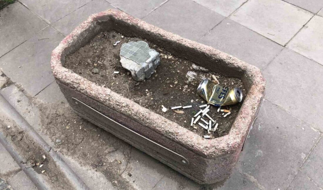 Eskişehir’de yere izmarit atılmasını yasaklayan karar sonrası, bazı vatandaşlar izmaritleri