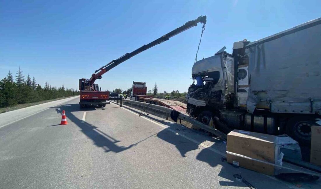 Afyonkarahisar’da Vestel’in beyaz eşya yüklü tırı kontrolden çıkarak devrildi. Kazada
