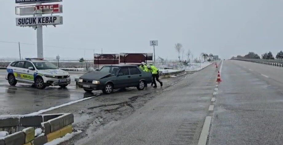 Afyonkarahisar’da etkili olan kar yağışı trafikte olumsuzluklara neden olurken, kar