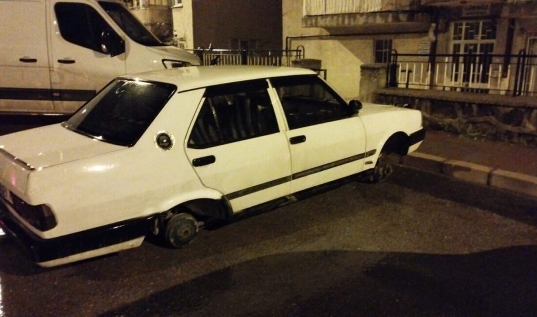 Afyonkarahisar’da park halindeki otomobilin 4 lastiğini birden çalarak aracı takozlar