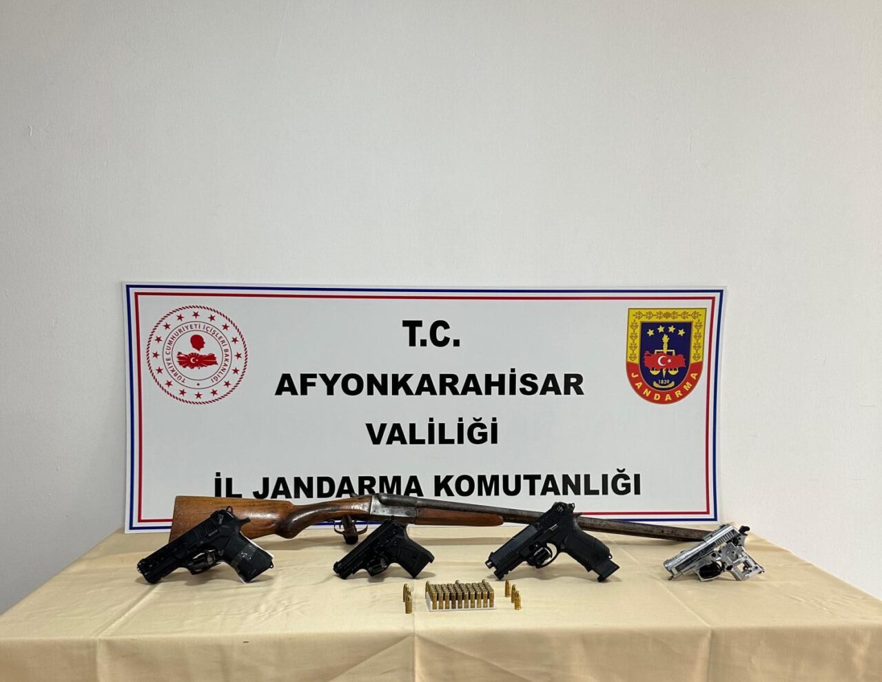 AFYONKARAHİSAR (AA) – Afyonkarahisar'da düğünlerde havaya silahla ateş açan 10