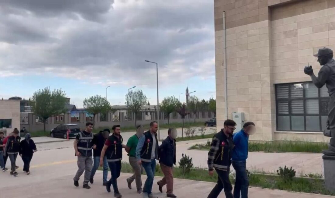 Afyonkarahisar’da polis tarafından gerçekleştirilen fuhuş operasyonunda ikisi ev hapsi olmak