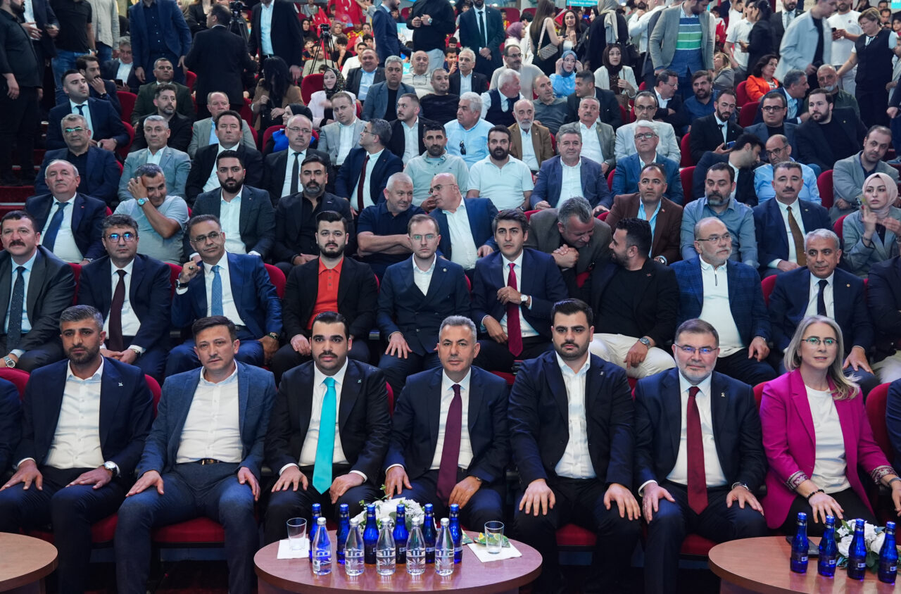- "Bizim liderimiz her alanda ölçü. Onun bu ülkeye kazandırdıkları
