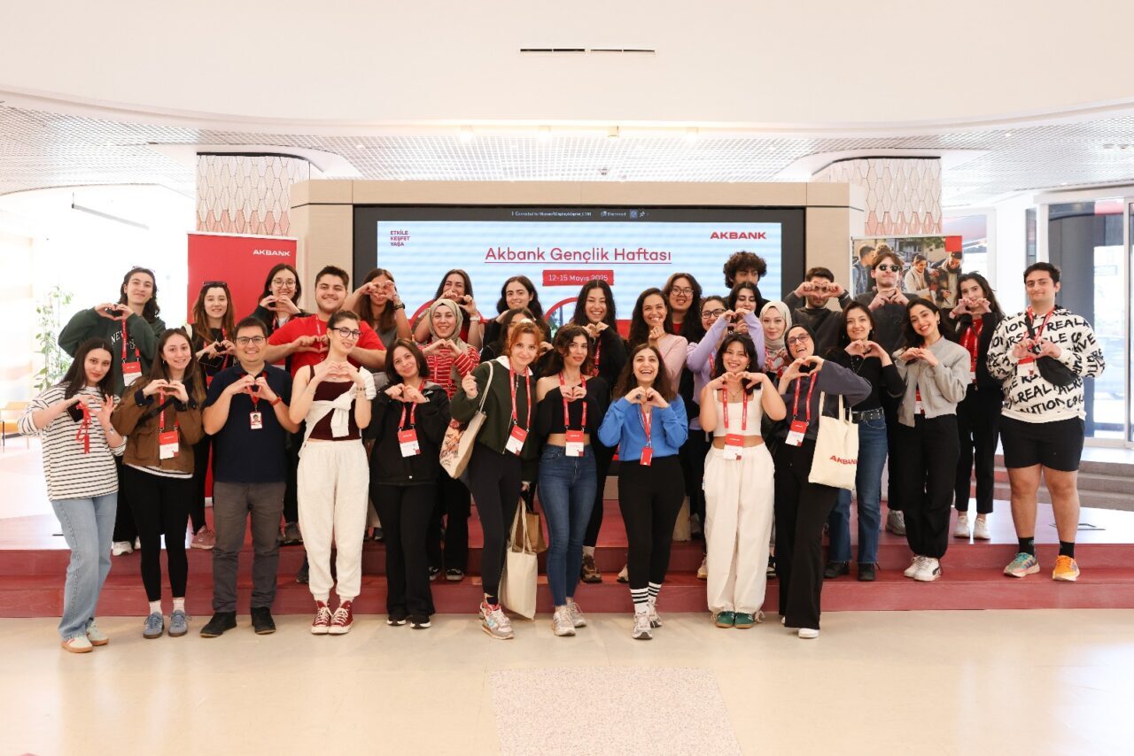 - Akbank İnsan ve Kültür Genel Müdür Yardımcısı Pınar Anapa:
-