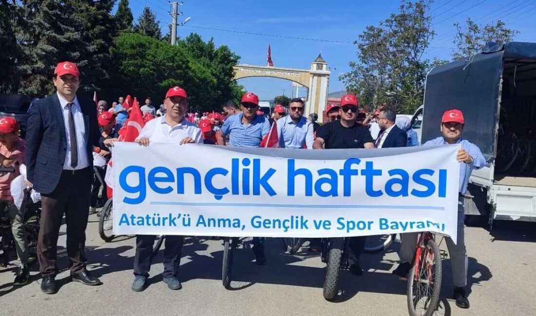 Kütahya’nın Altıntaş ilçesinde Gençlik Haftası etkinlikleri çerçevesinde bisiklet turu düzenlendi.