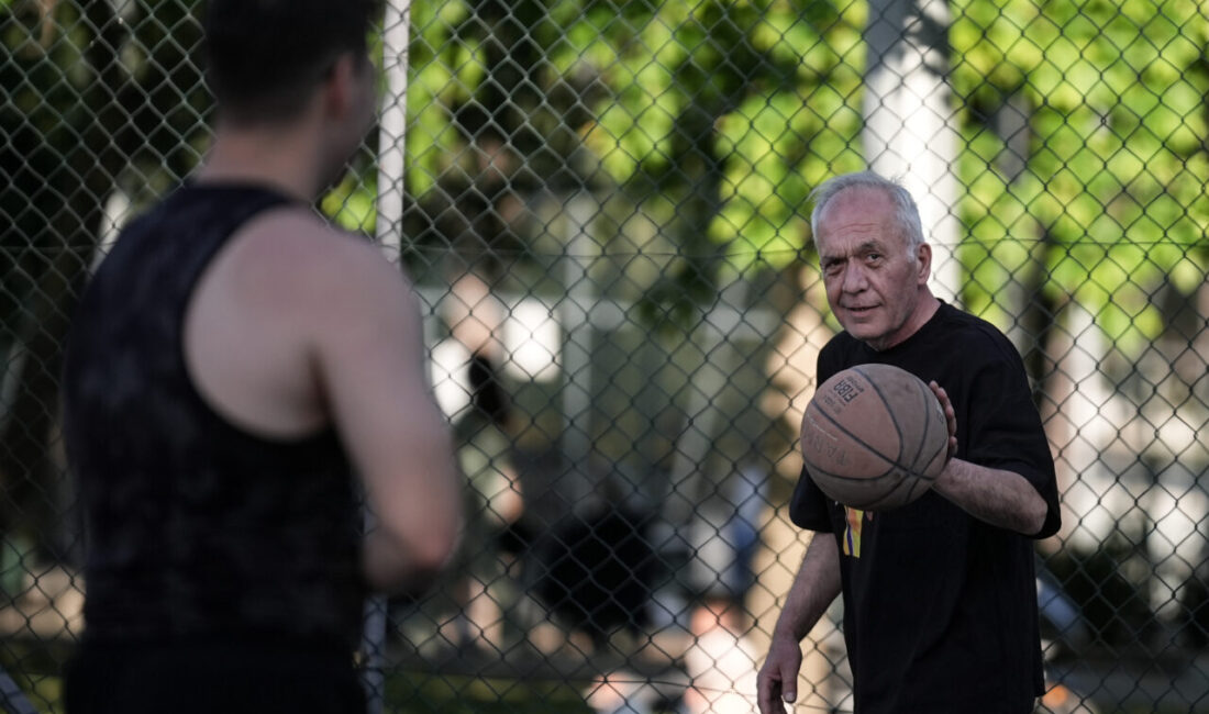 - İzmir'de, gençlik dönemlerinde spordan kopmayan İsmet Güllüyurt (60) ve