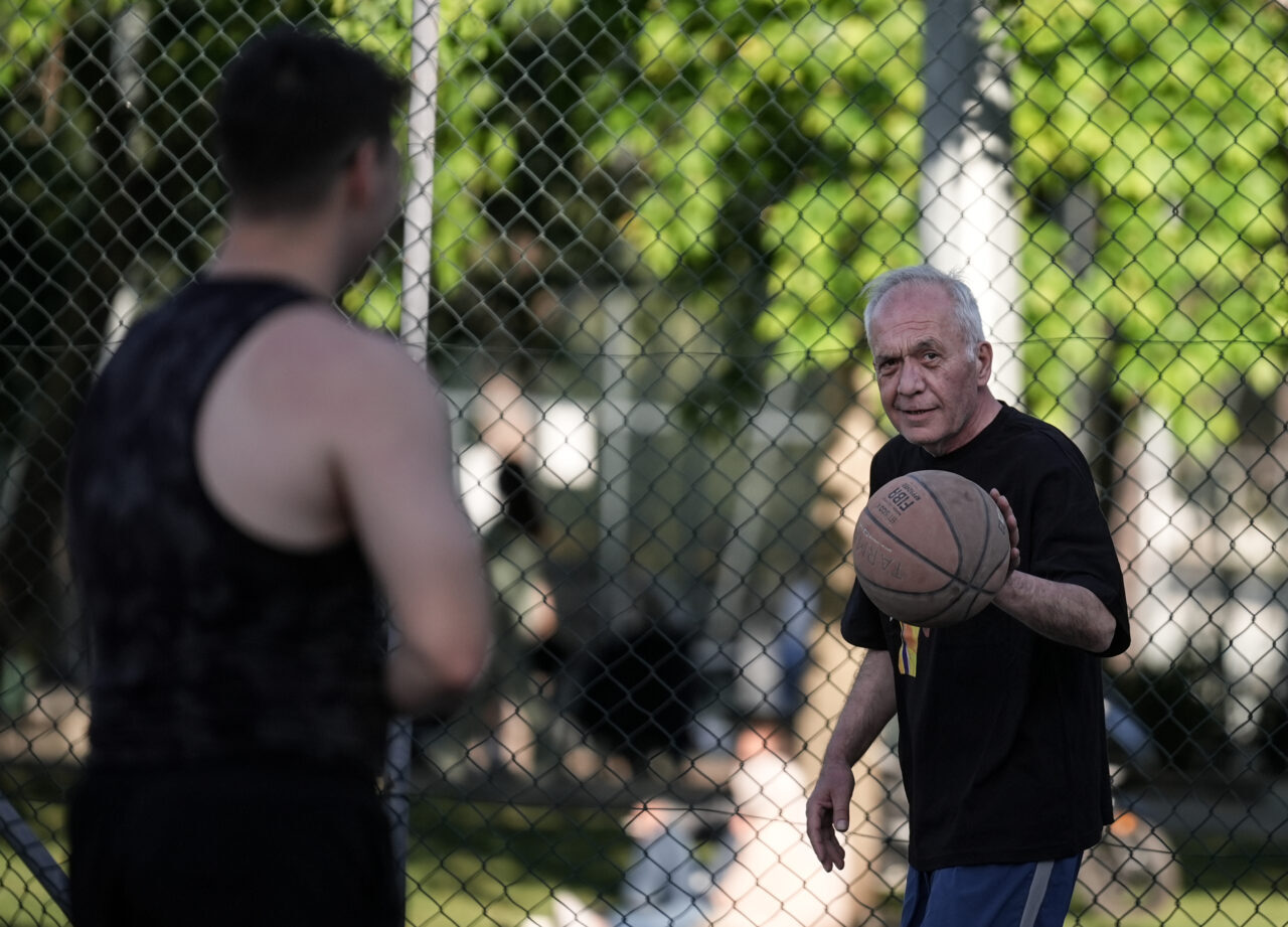 - İzmir'de, gençlik dönemlerinde spordan kopmayan İsmet Güllüyurt (60) ve