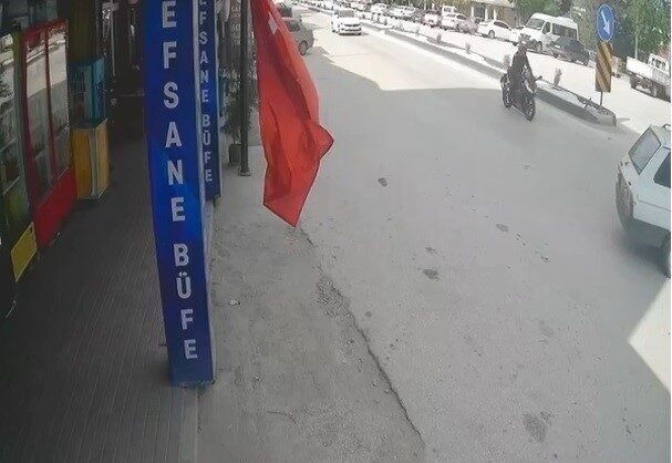 Bilecik’te aniden şerit değiştiren otomobile motosikletin çarpması sonucu meydana gelen
