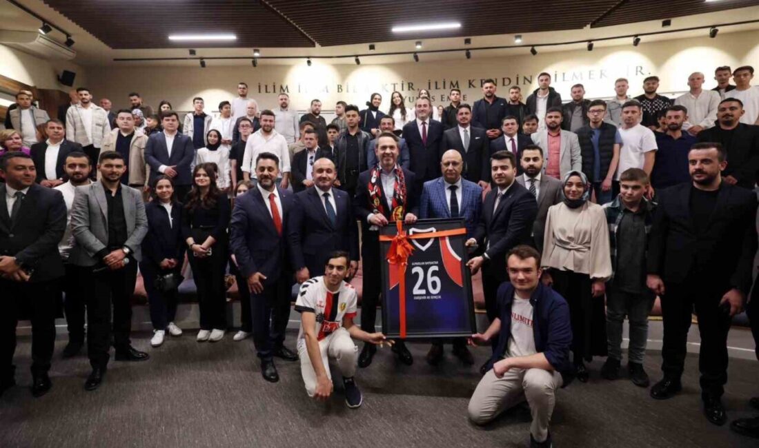 Enerji ve Tabii Kaynaklar Bakanı Alparslan Bayraktar, Anadolu Üniversitesi’nde düzenlenen