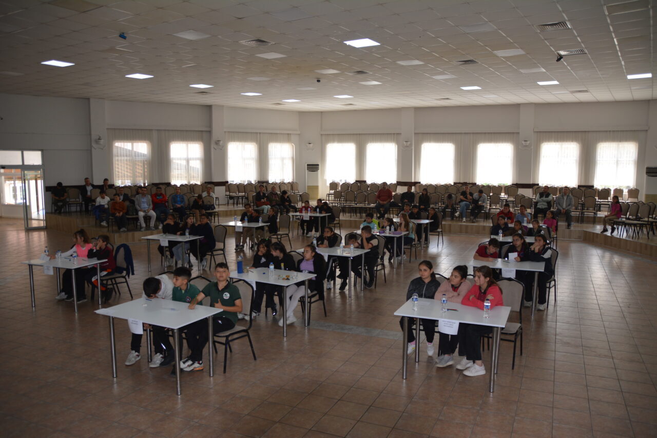 UŞAK (AA) – Uşak'ın Banaz ilçesinde öğrencilerin kitap okuma eğilimlerini