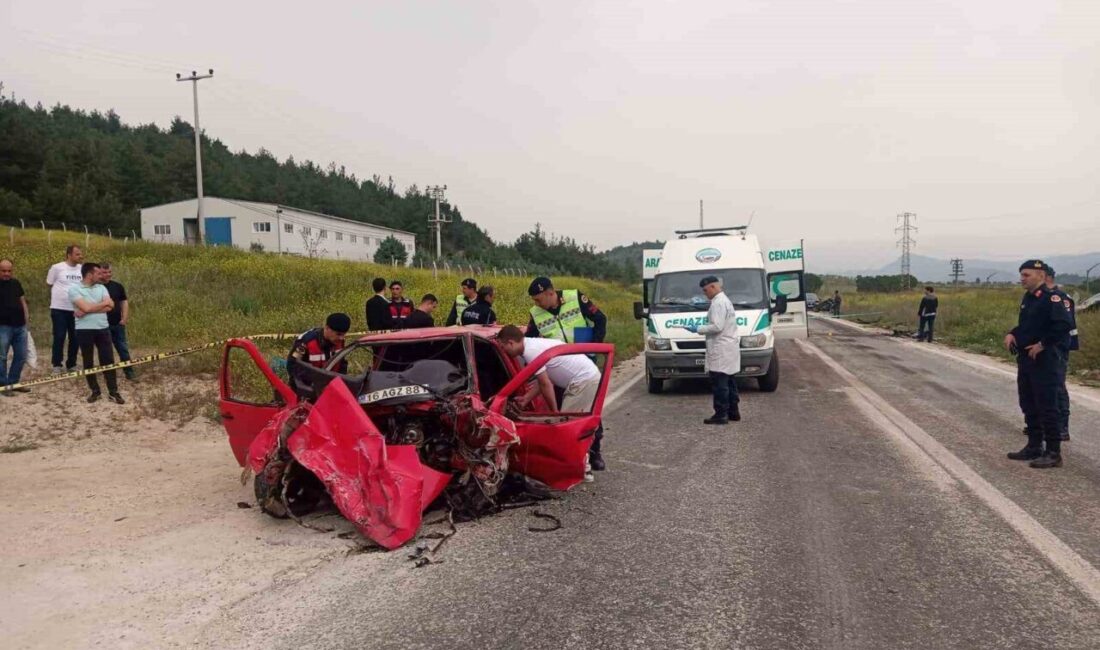 Bilecik’te 2 otomobilin kafa kafaya çarpışması sonucunda meydana gelen trafik