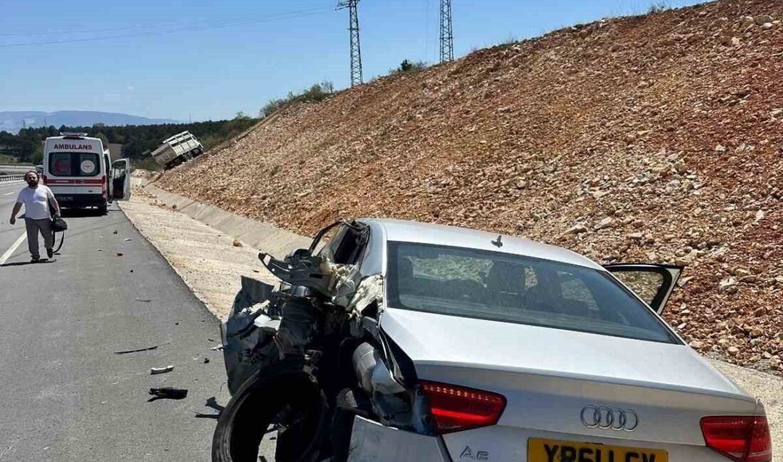 Bilecik’te bir kamyonun emniyet şeridinde park halindeki otomobile çarpması sonucu