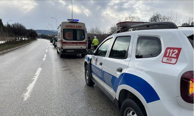 Bilecik’te kontrolden çıkarak devrilen motosiklet sürücüsü yaralandı. Alınan bilgilere göre;