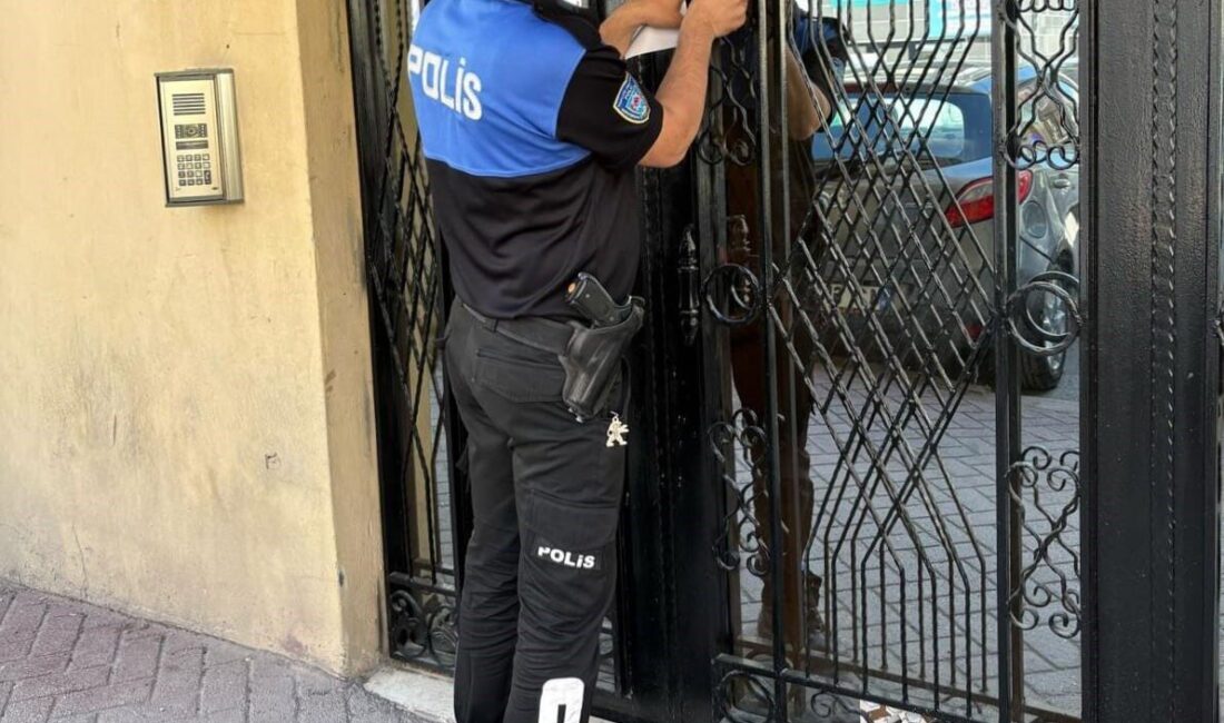 Eskişehir’de polis ekiplerince hırsızlık olaylarına karşı vatandaşlara bilgi aktarılırken, ikametlerin