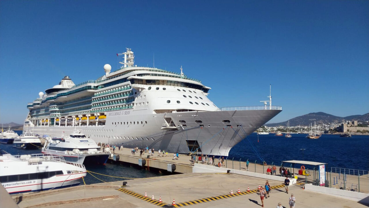 MUĞLA (AA) – Bahamalar bayraklı "Brilliance Of The Seas" isimli