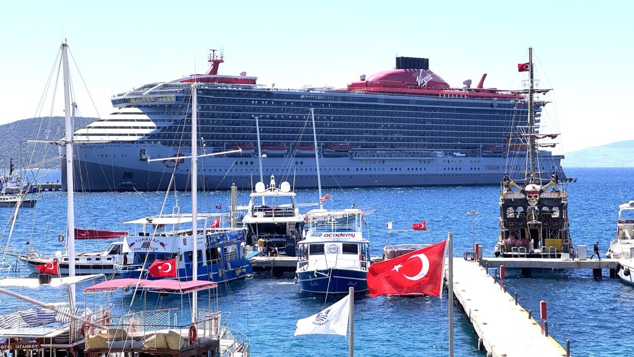 MUĞLA (AA) – Bahamalar bayraklı "Resilient Lady" isimli kruvaziyer, 2