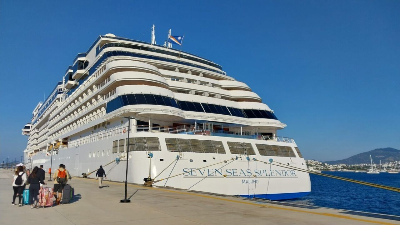 MUĞLA (AA) – Muğla'nın Bodrum ilçesine "Seven Seas Splendor" isimli