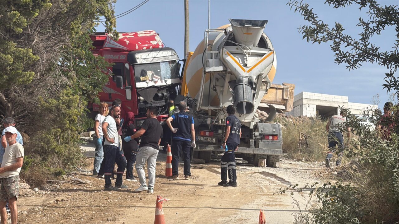 MUĞLA (AA) – Muğla'nın Bodrum ilçesinde beton mikseri ile kamyonetin