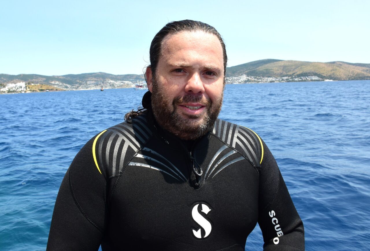 MUĞLA (AA) – Muğla'nın Bodrum ilçesinde bir grup dalgıç, 19