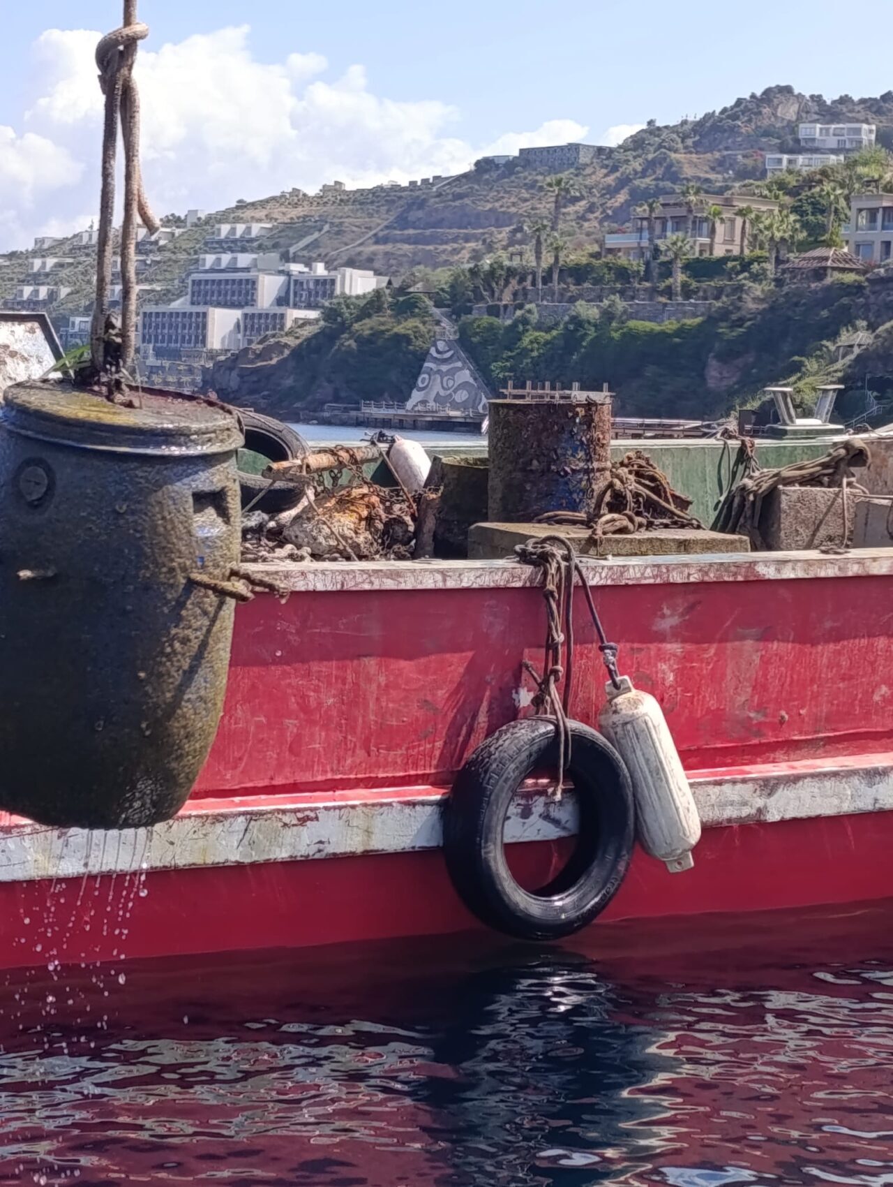 MUĞLA (AA) – Muğla'nın Bodrum ilçesinde deniz dibinden 50 ton
