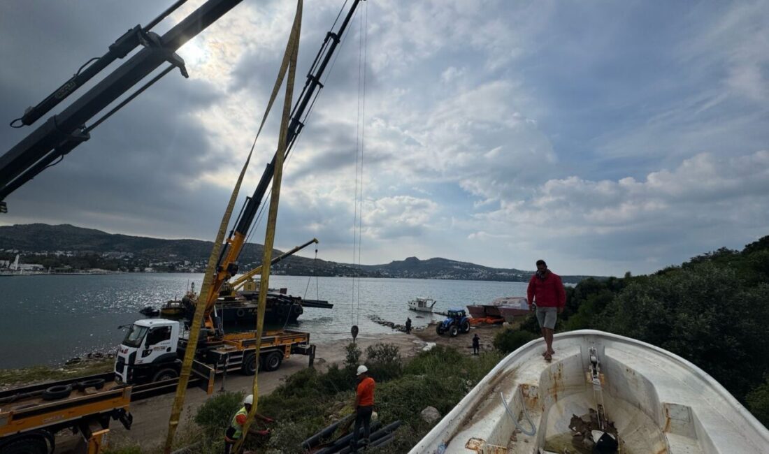 MUĞLA (AA) – Muğla'nın Bodrum ilçesinde kıyıya terkedilmiş halde duran