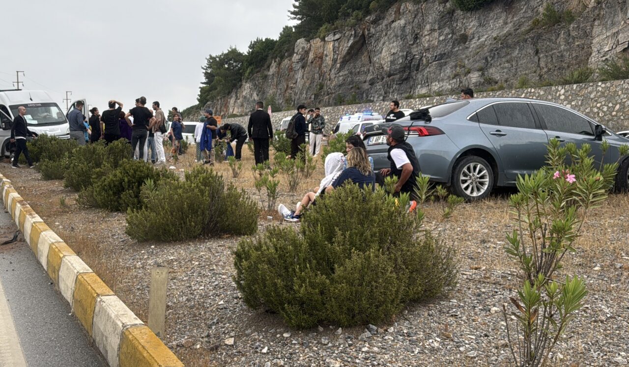 MUĞLA (AA) – Muğla'nın Bodrum ilçesinde servis minibüsü ile otomobilin