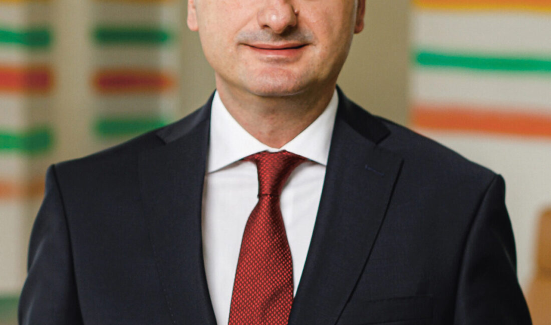 - Borusan Grup CEO'su Erkan Kafadar:
- "Geleceğe umutla bakıyor ve