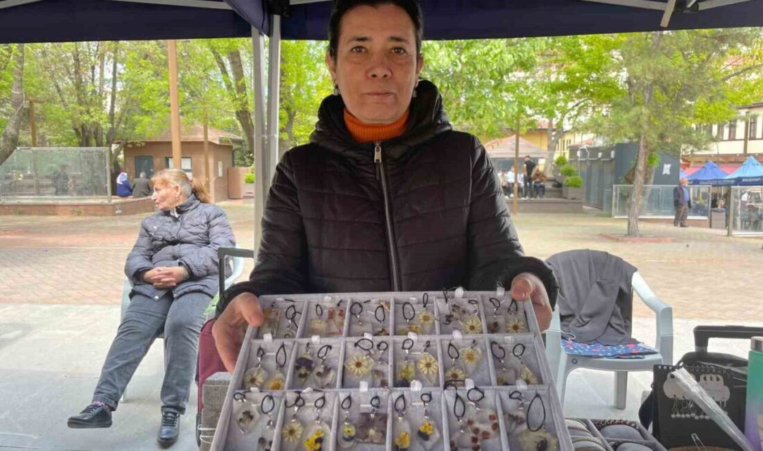 Eskişehir’de el emeği canlı çiçek kolyeleri yapan Nurgül Bozkurt, “Çiçekleri
